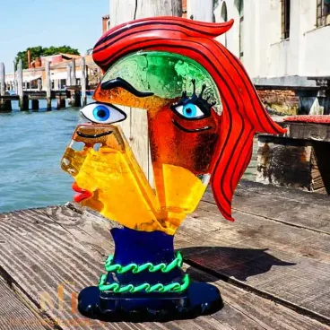  تمثال تجريدي من زجاج لبيكاسو