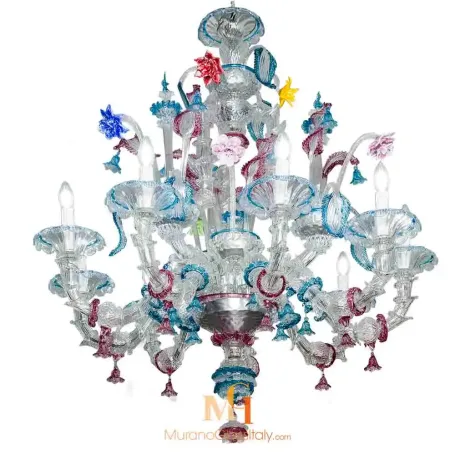 Lámpara de araña de flores de cristal de Murano con elementos florales azules, rojos y amarillos con brazos acanalados transparentes e intrincados detalles hechos a mano.