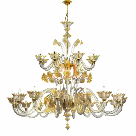 Lujosa lámpara de araña de cristal veneciano con múltiples niveles, detalles dorados, brazos de cristal curvos y portalámparas florales de diseño intrincado.