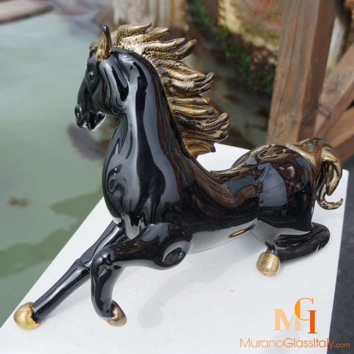 تمثال حصان أسود من زجاج مورانو
