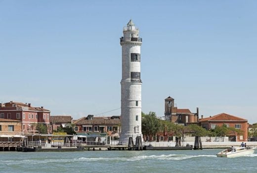 Vaporetto stops in Murano Faro Vaporetto stops in Murano : Faro, photography by Didier Descouens.