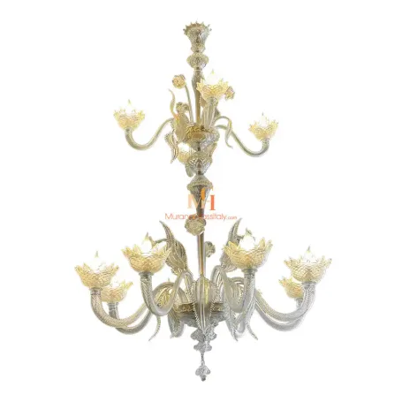 Elegante lámpara de araña veneciana con múltiples niveles de brazos de cristal transparente soplado a mano y copas en forma de loto con matices dorados, elaborada en Murano, Italia.